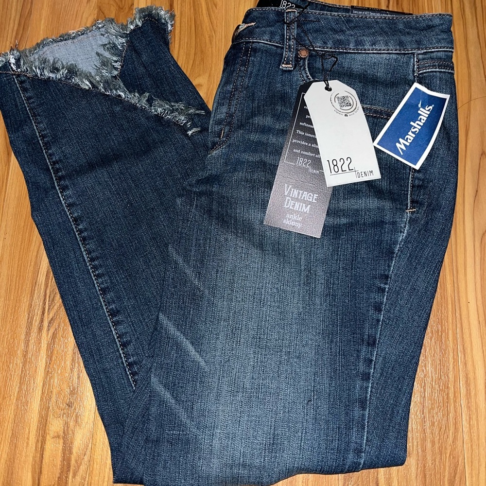 JEANS BRAND NEW W/ TAGS never worn some rips crossed ankle bottom